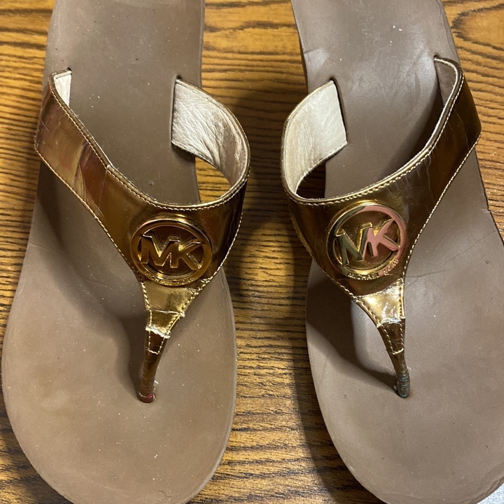 🌹 Michael Kors 🌹 Bronze Gold & Brown Wedge Thong Sandals - Picture 3 of 10